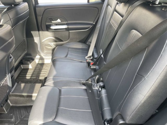 Used 2020 Mercedes-Benz GLB 250 4MATIC w/ Premium Package image 18