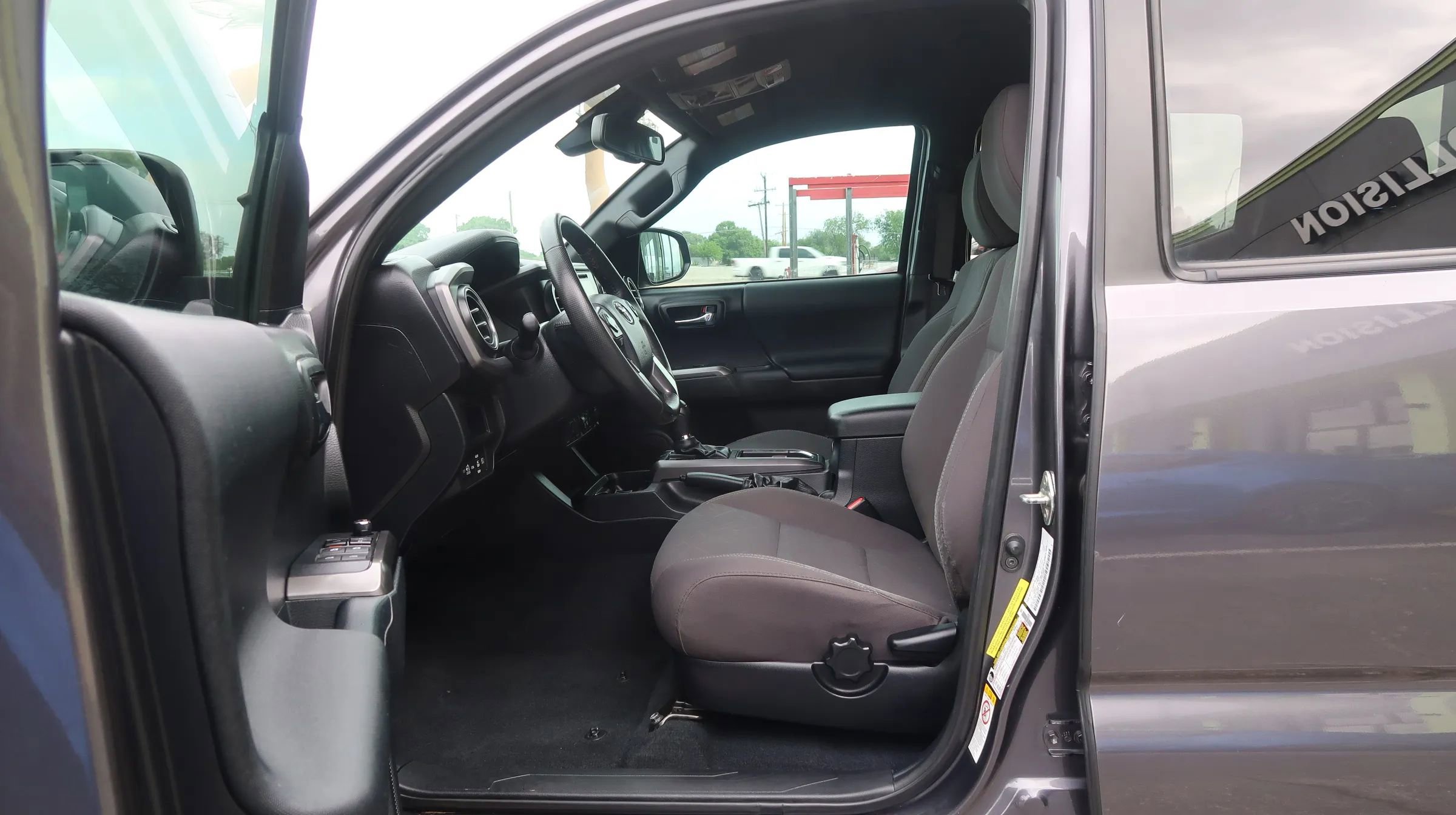 Used 2018 Toyota Tacoma TRD Off-Road AWD/4WD image 15