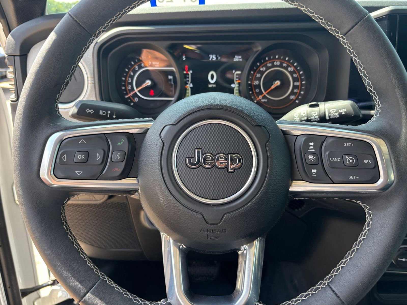 Used 2025 Jeep Wrangler Sahara image 25