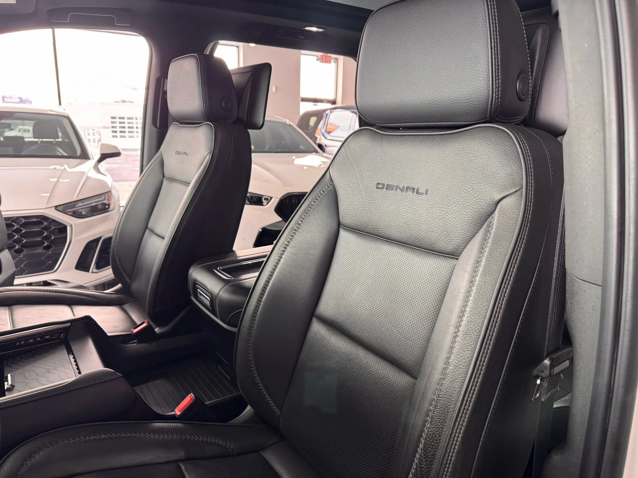 Used 2023 GMC Yukon Denali w/ Denali Reserve Package AWD/4WD image 10