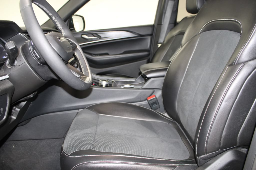 Used 2024 Jeep Grand Cherokee L Altitude AWD/4WD image 16