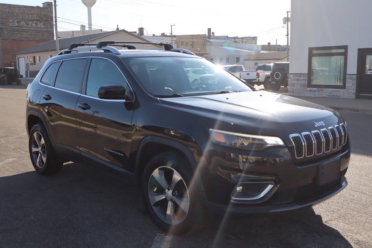 Used 2019 Jeep Cherokee Limited AWD/4WD image 2