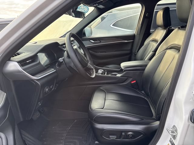 Used 2025 Jeep Grand Cherokee L Limited w/ Black Appearance Package AWD/4WD image 7