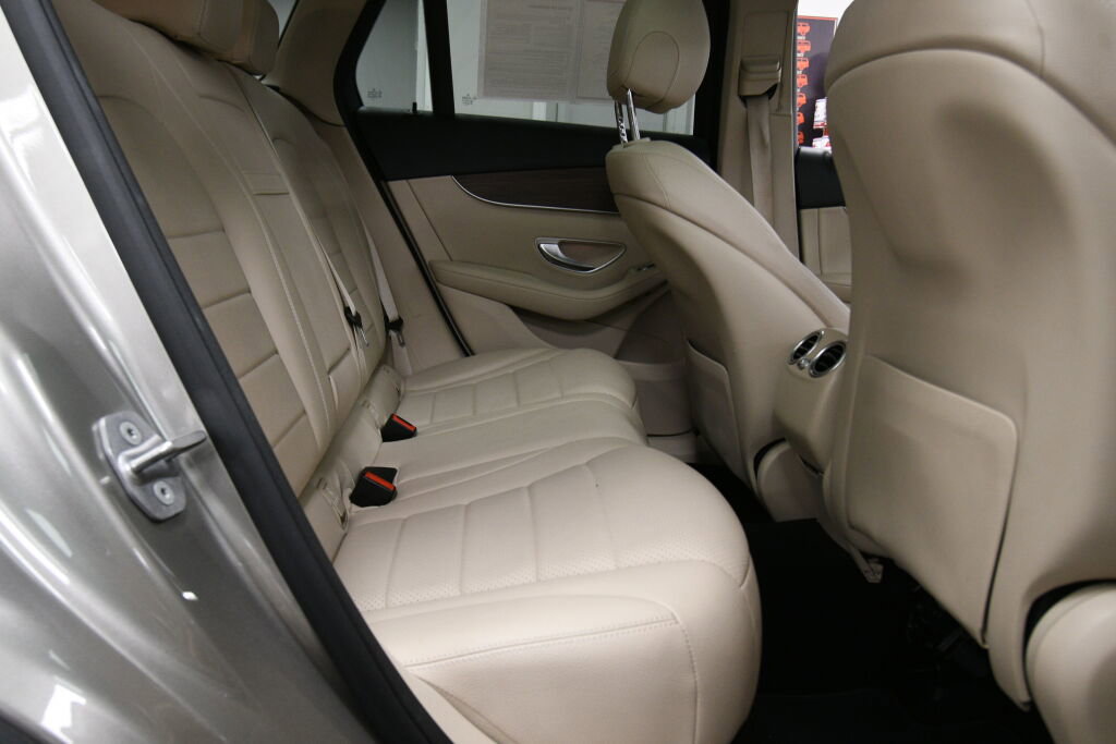 Used 2021 Mercedes-Benz GLC 300 4MATIC image 27