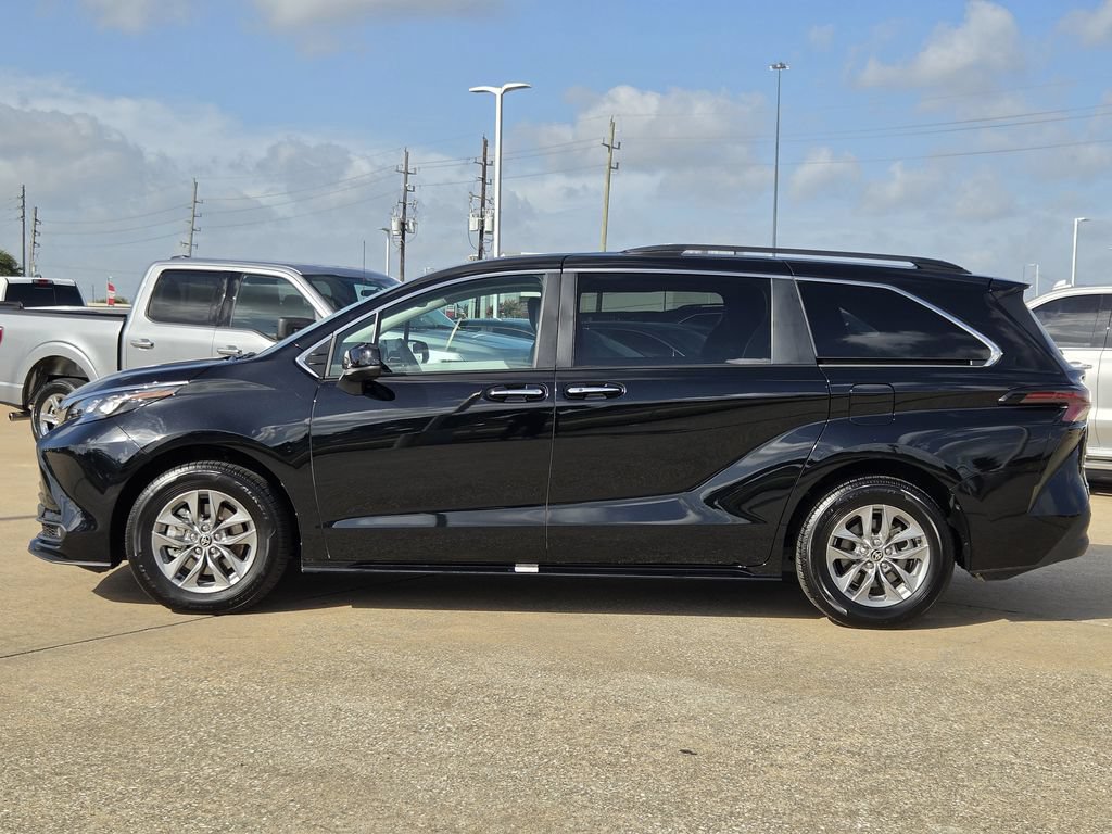 Used 2026 Toyota Sienna XLE FWD image 6