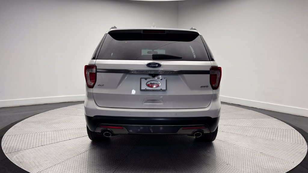 Used 2017 Ford Explorer XLT w/ Equipment Group 202A AWD/4WD image 40