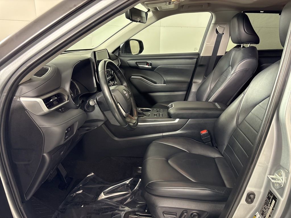 Used 2023 Toyota Highlander XLE AWD/4WD image 28