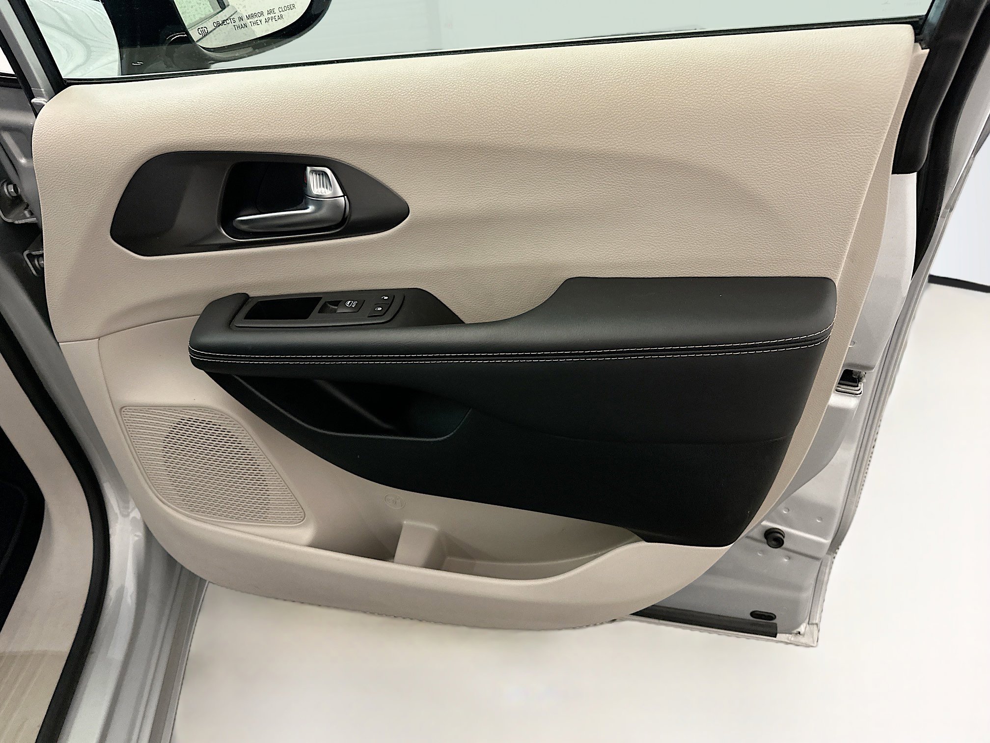 Used 2024 Chrysler Pacifica Touring-L image 34