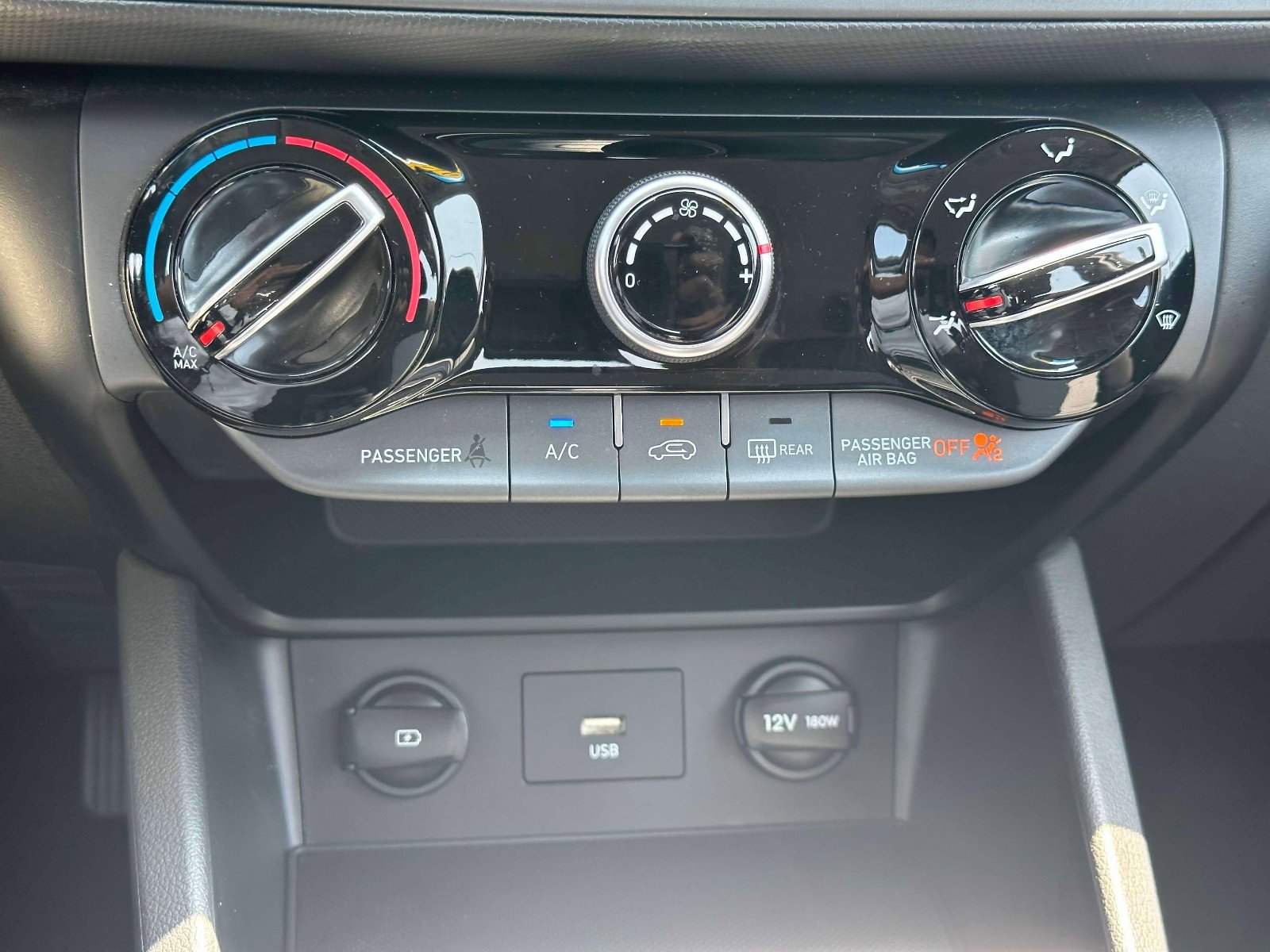 Used 2022 Hyundai Kona SE w/ Cargo Package image 7