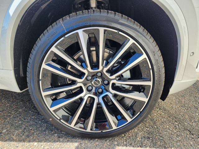 New 2026 Volvo XC90 B6 Plus w/ Protection Package Premier AWD/4WD image 17