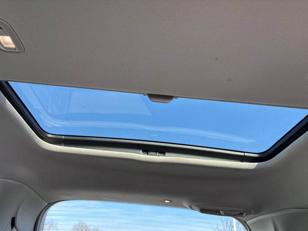 Used 2017 Chrysler Pacifica Limited w/ Tire & Wheel Group image 17