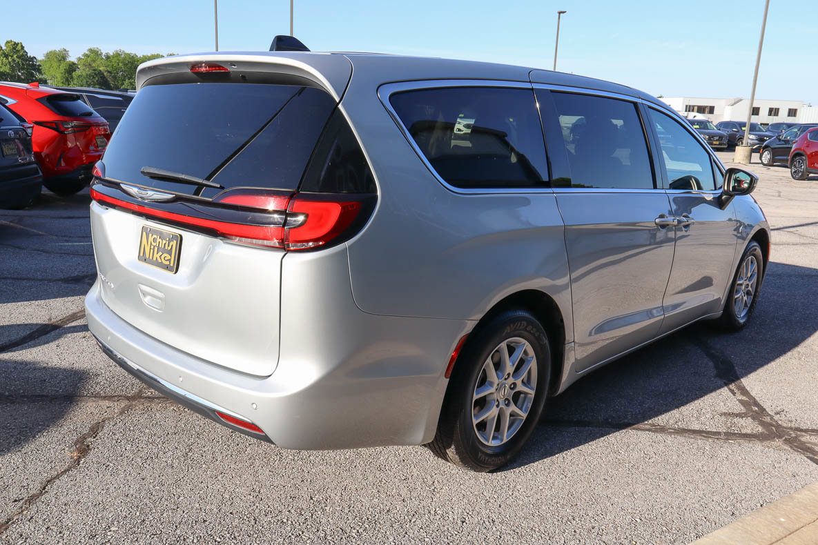 Used 2023 Chrysler Pacifica Touring-L FWD image 4