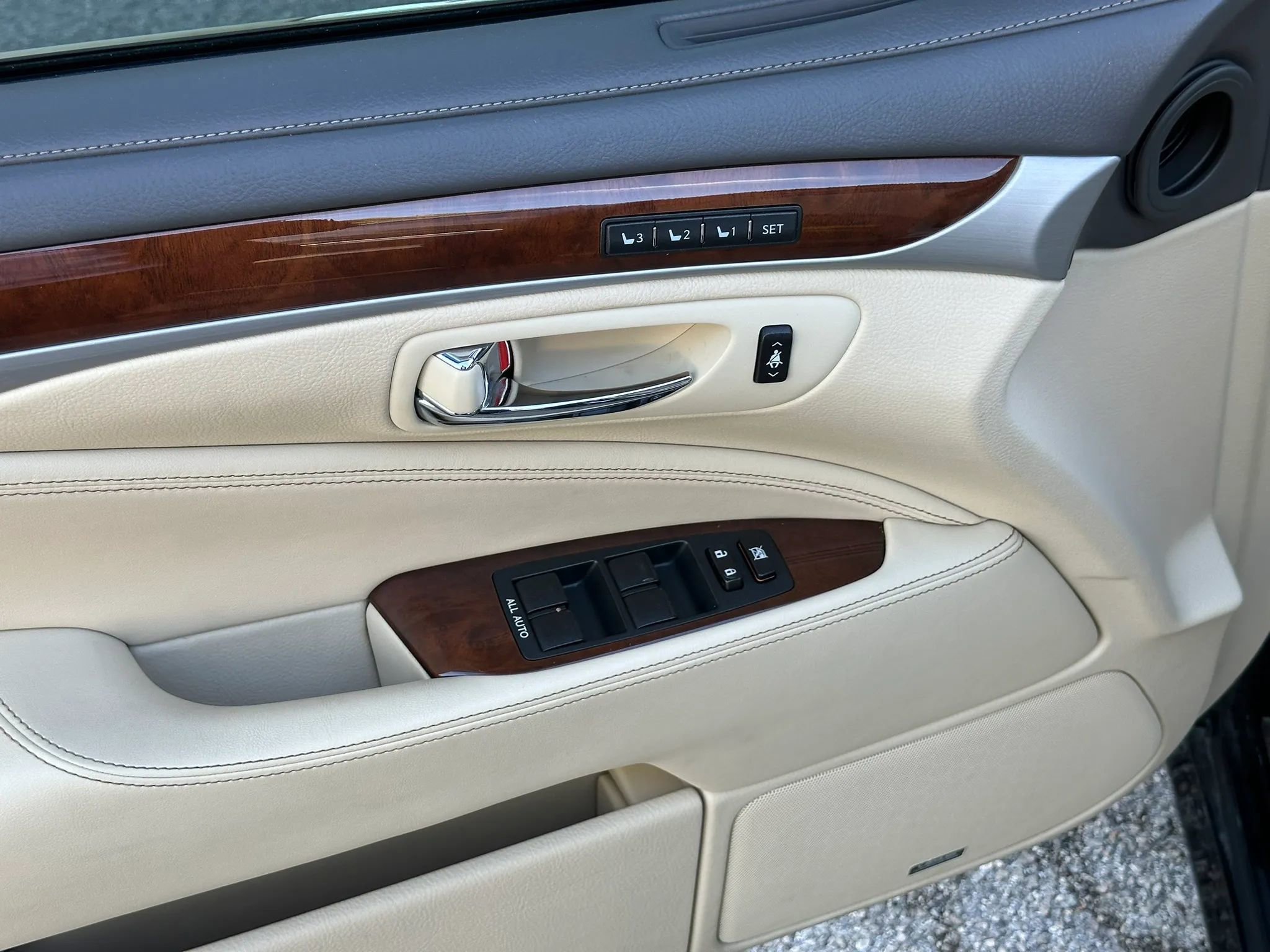 Used 2013 Lexus LS 460 w/ Comfort Pkg RWD image 11