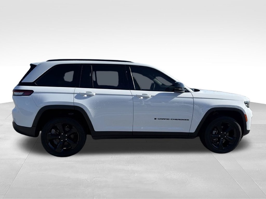 Used 2025 Jeep Grand Cherokee Limited w/ Black Appearance Package RWD image 28