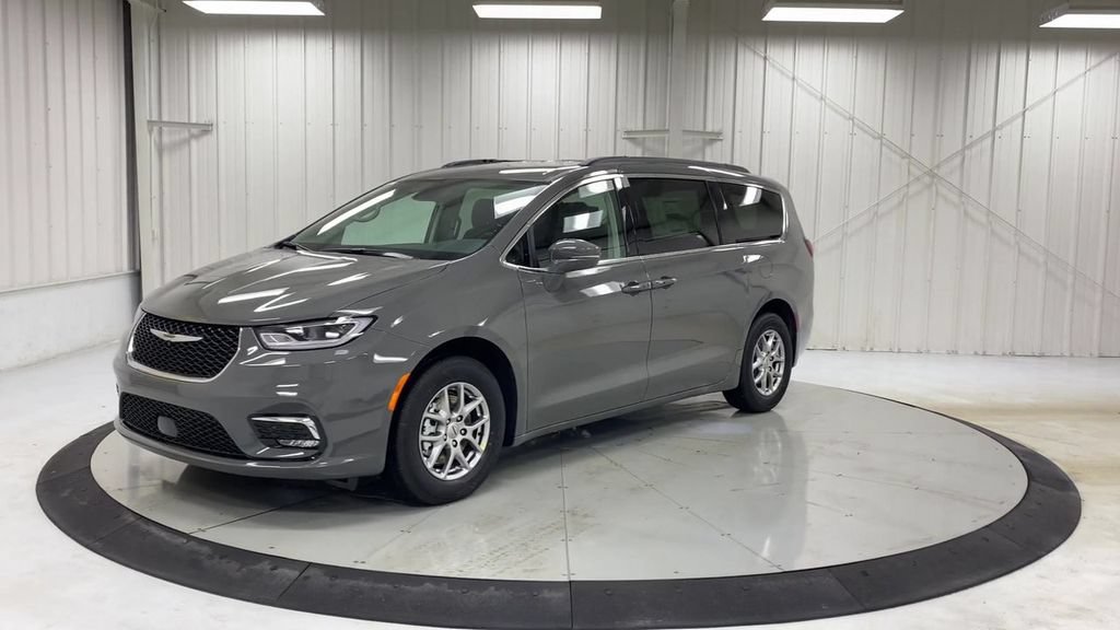 Used 2021 Chrysler Pacifica Touring w/ Uconnect Theater Family Group FWD image 4