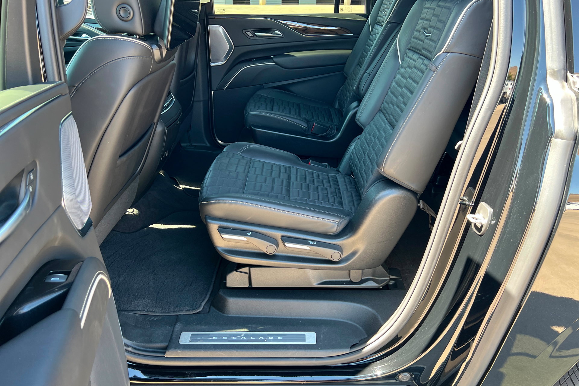Used 2024 Cadillac Escalade ESV Premium Luxury Platinum AWD/4WD image 22