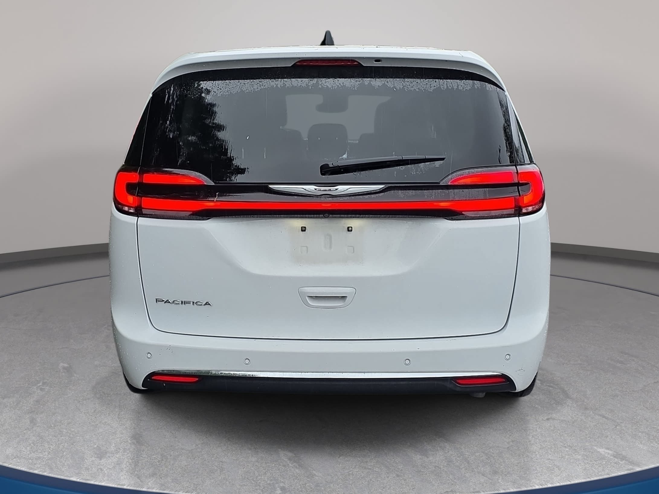 Used 2024 Chrysler Pacifica Touring-L FWD image 2