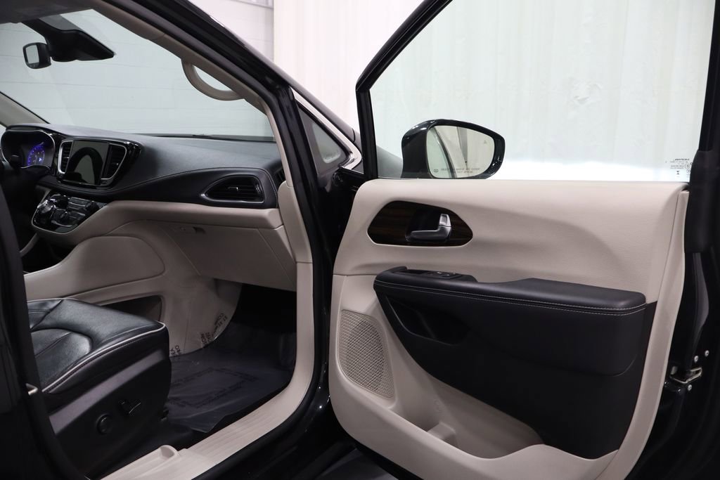 Used 2023 Chrysler Pacifica Limited image 14