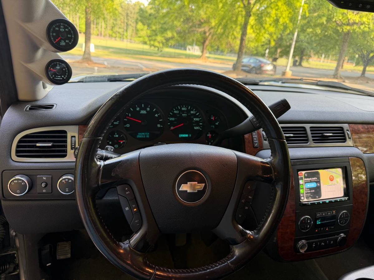 Used 2008 Chevrolet Suburban LT w/ LT Preferred Equipment Group RWD image 7