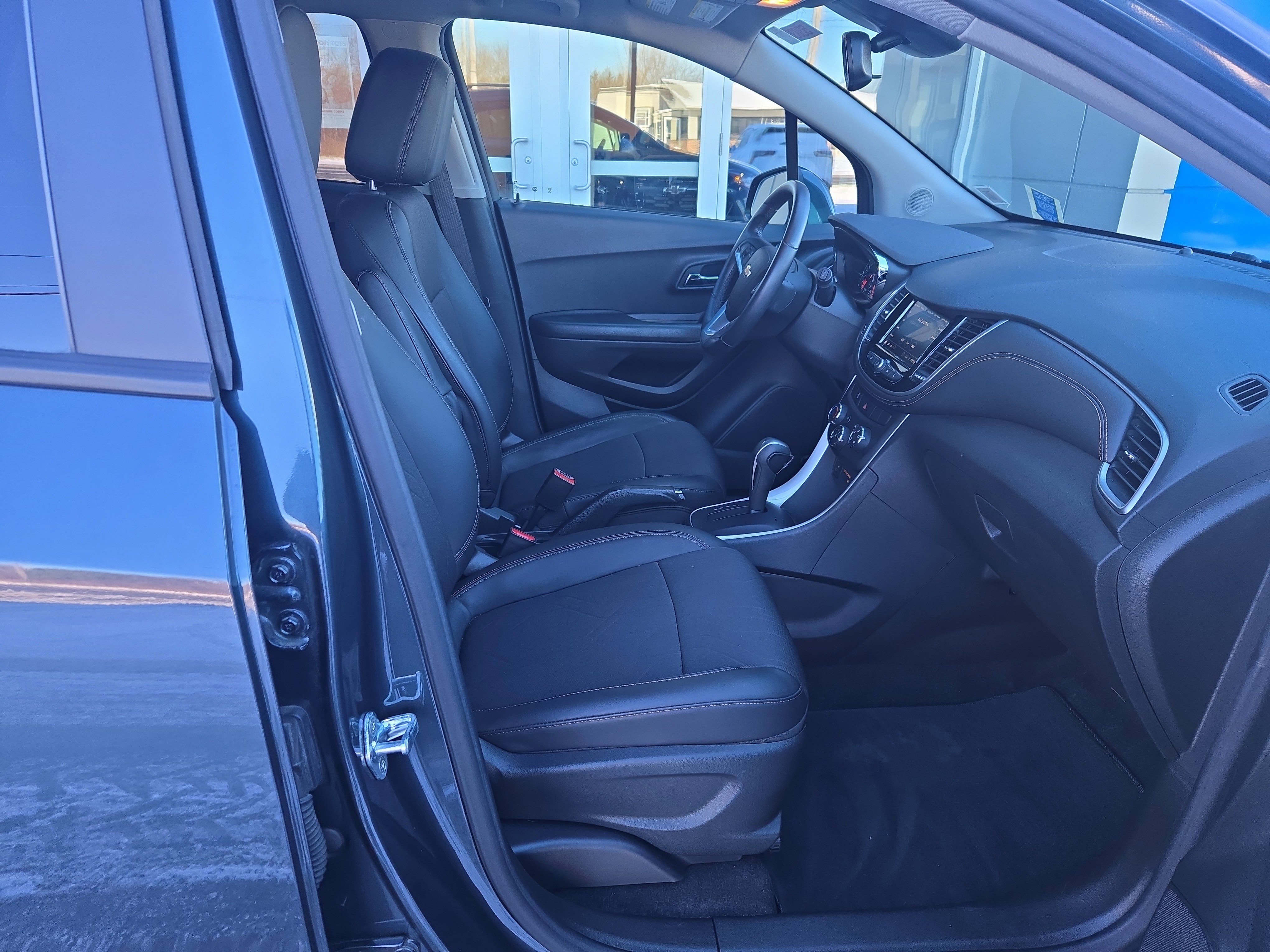 Certified 2022 Chevrolet Trax LT w/ LT Convenience Package image 18