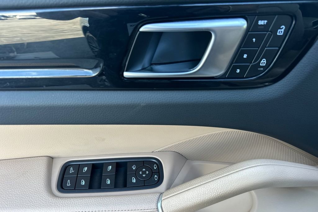 Used 2022 Porsche Cayenne image 11