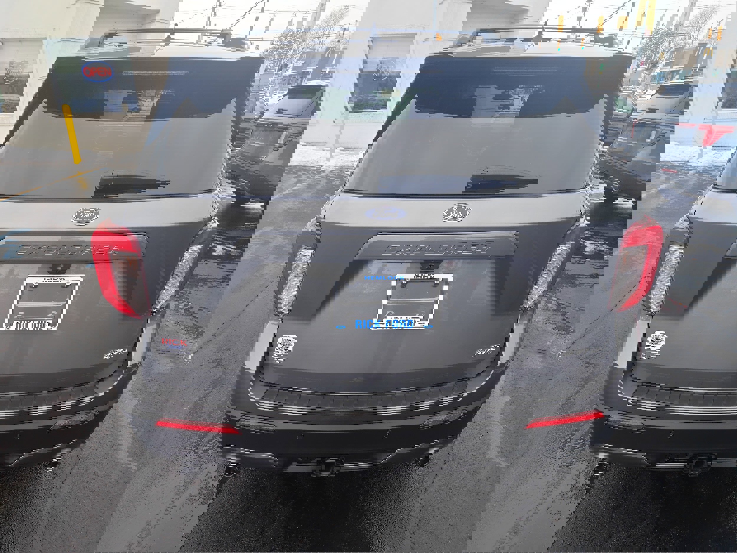 Used 2021 Ford Explorer XLT w/ Equipment Group 202A image 4