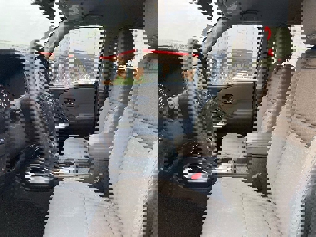 Used 2024 Nissan Frontier SV image 10