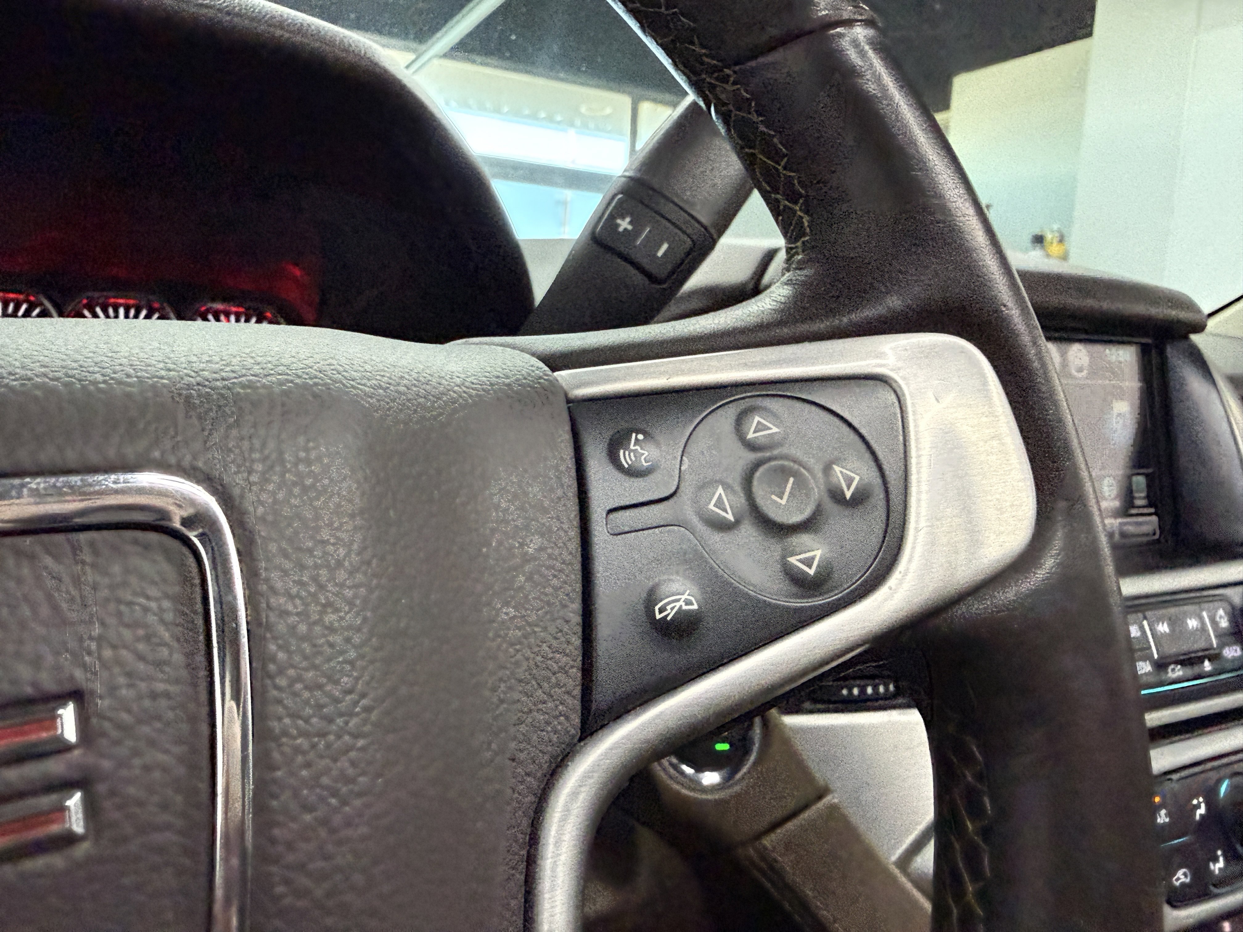 Used 2018 GMC Yukon SLT w/ Premium Edition AWD/4WD image 18