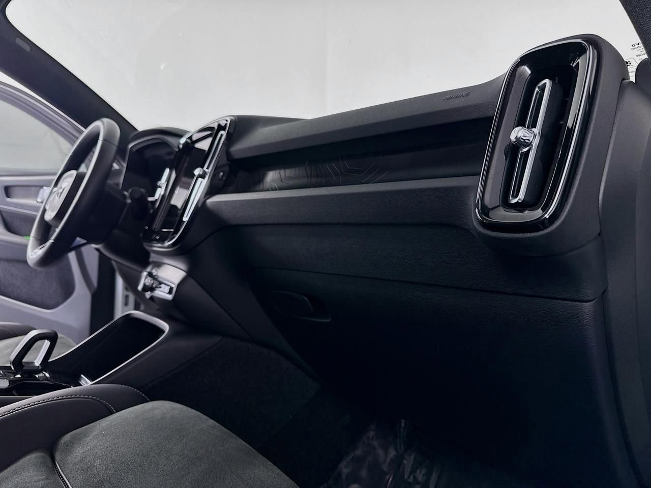 Used 2023 Volvo C40 P8 Recharge Ultimate image 35