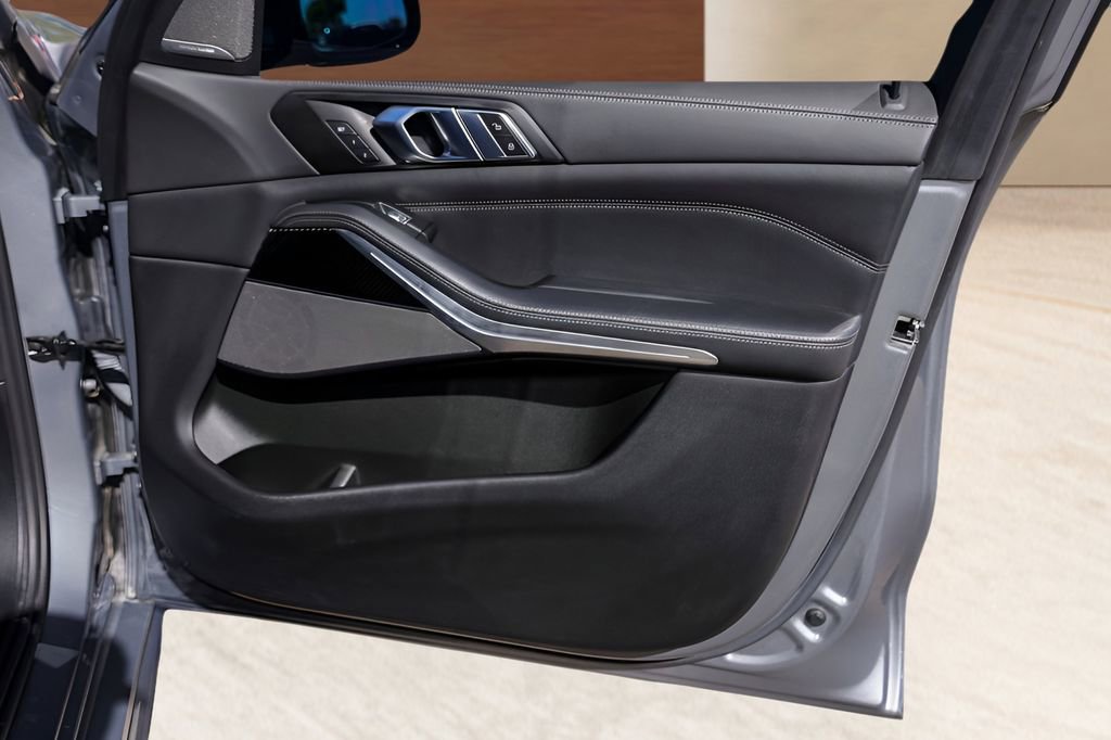 Used 2023 BMW X7 M60i w/ Climate Comfort Package image 31
