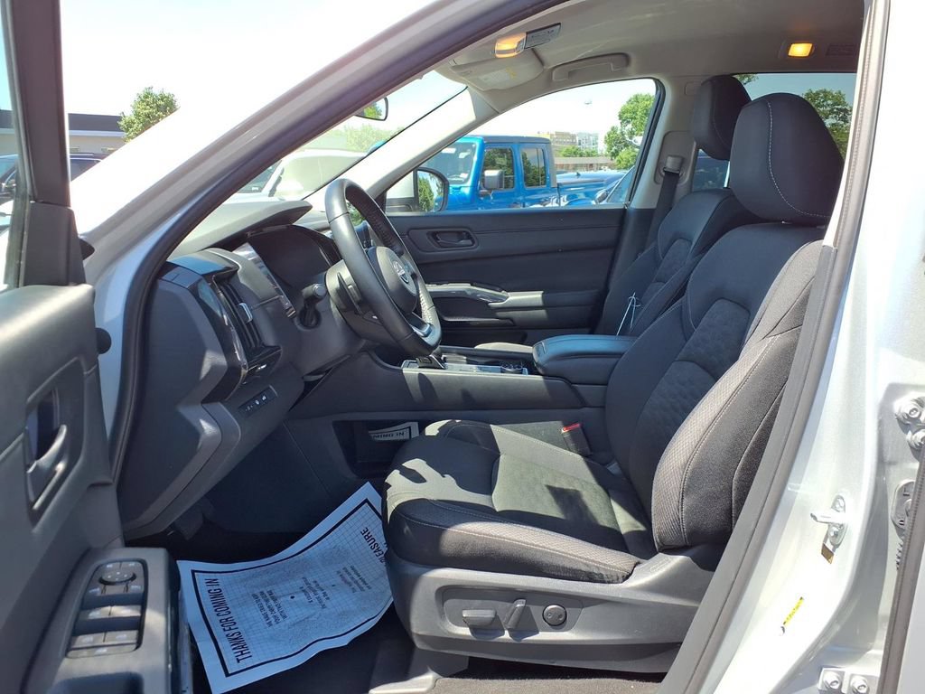Used 2025 Nissan Pathfinder SV AWD/4WD image 18