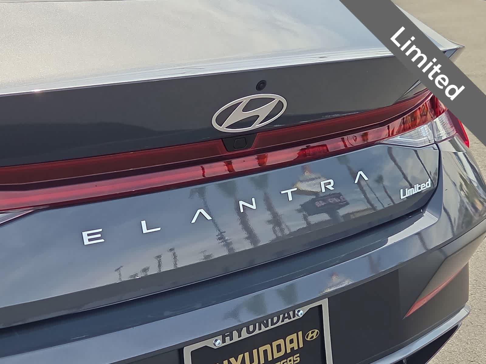 Used 2025 Hyundai Elantra Limited FWD image 11