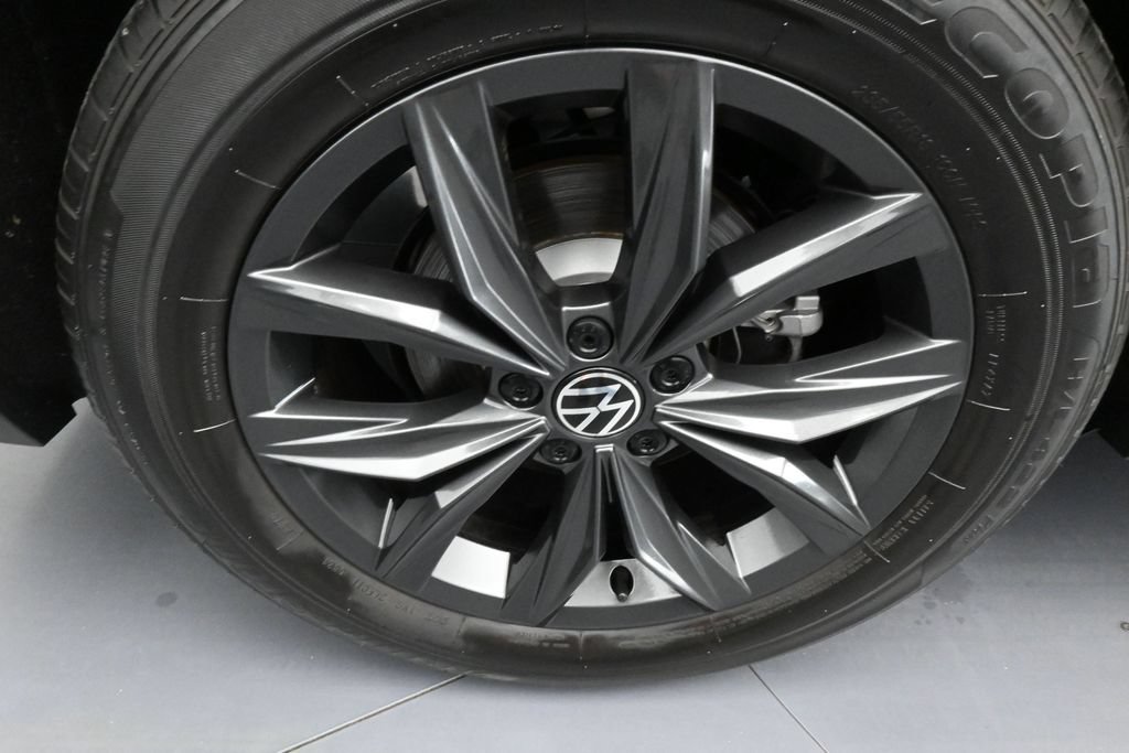 Used 2024 Volkswagen Tiguan SE FWD image 43