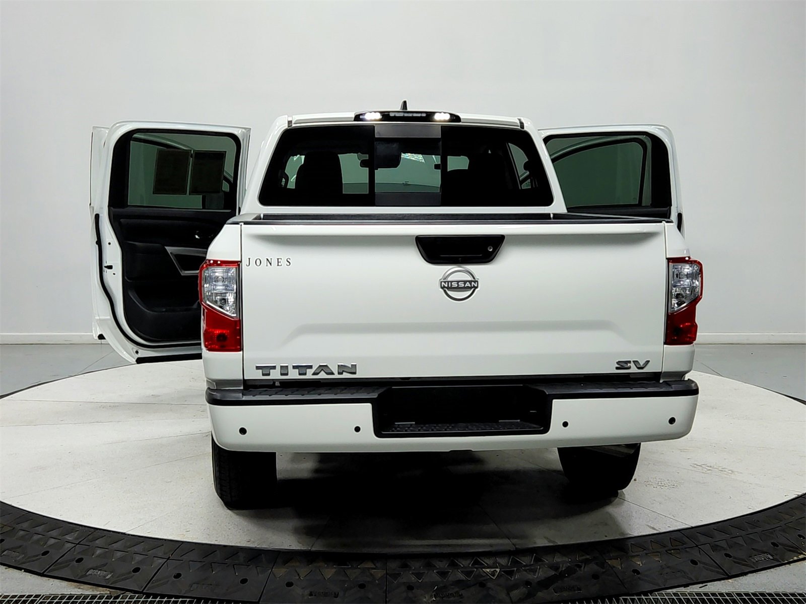 Used 2023 Nissan Titan SV image 14