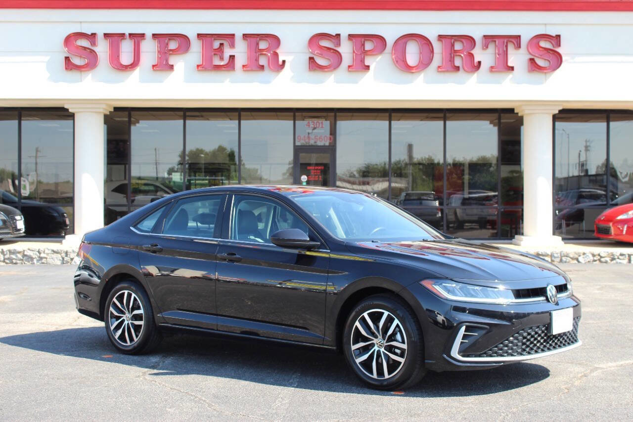 Used 2025 Volkswagen Jetta SE image 1