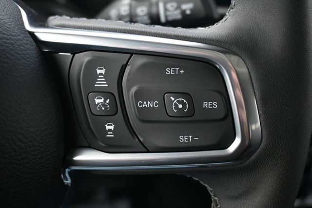 Used 2025 Jeep Wrangler Sahara image 37