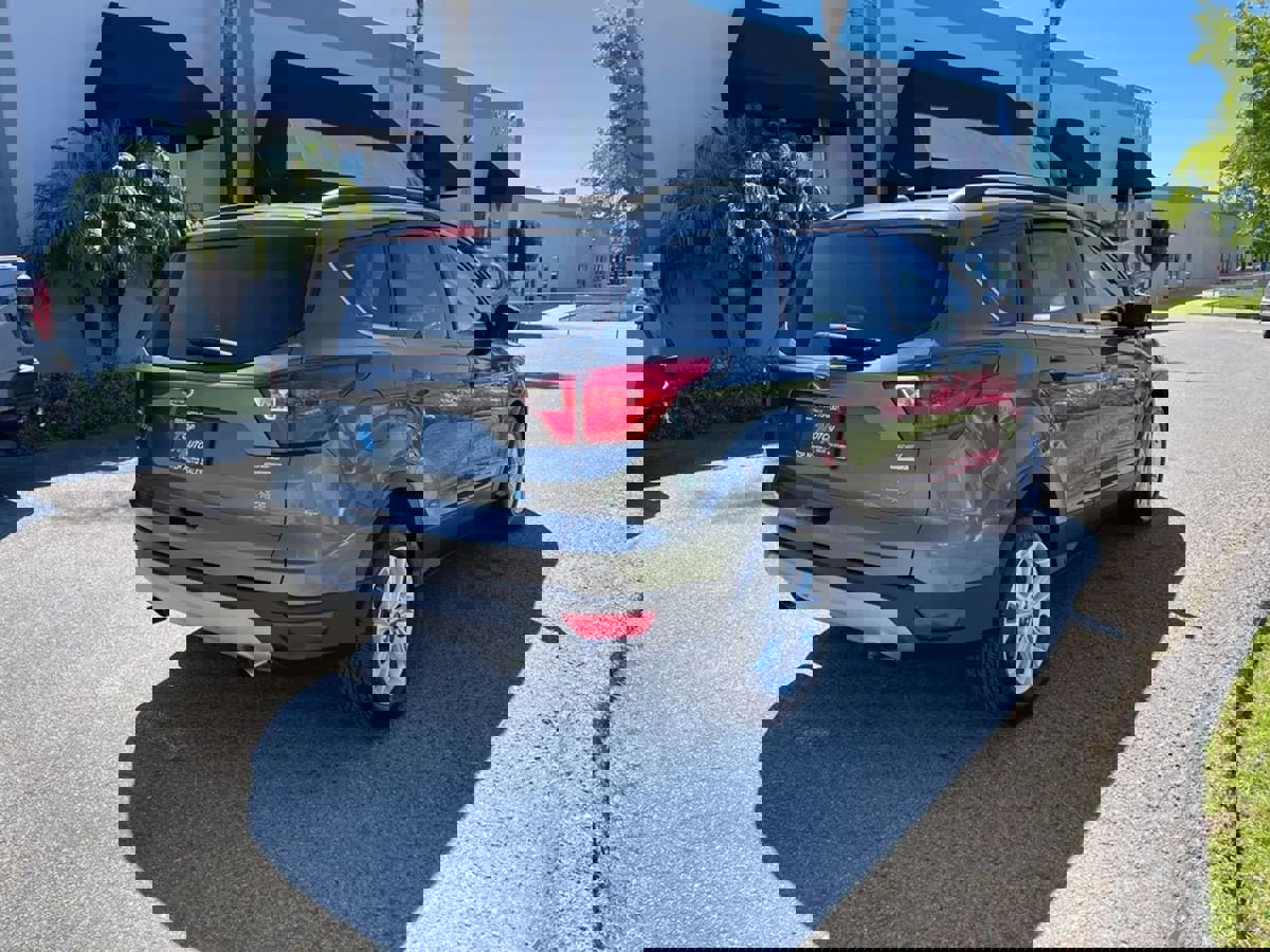 Used 2019 Ford Escape SEL image 5