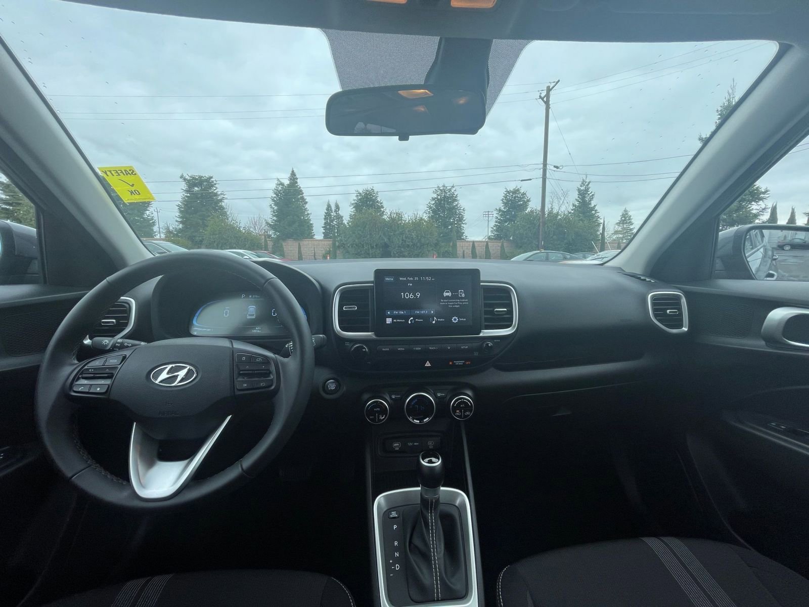 Used 2025 Hyundai Venue SEL image 28