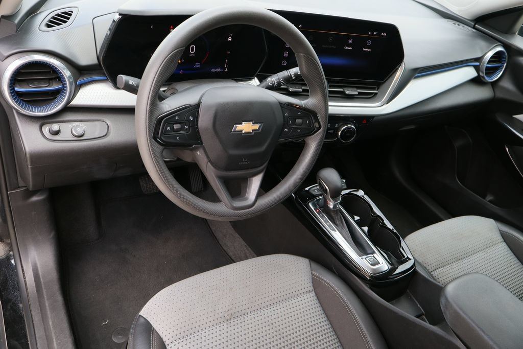 Used 2025 Chevrolet Trax LT FWD image 11