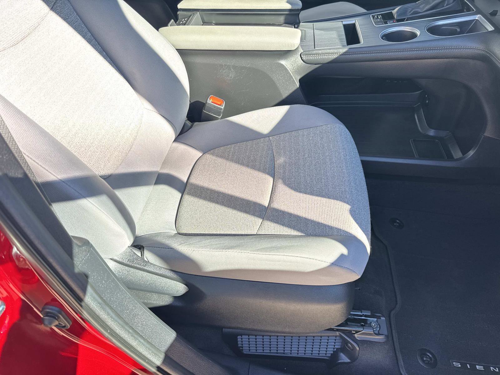 Used 2025 Toyota Sienna LE image 11