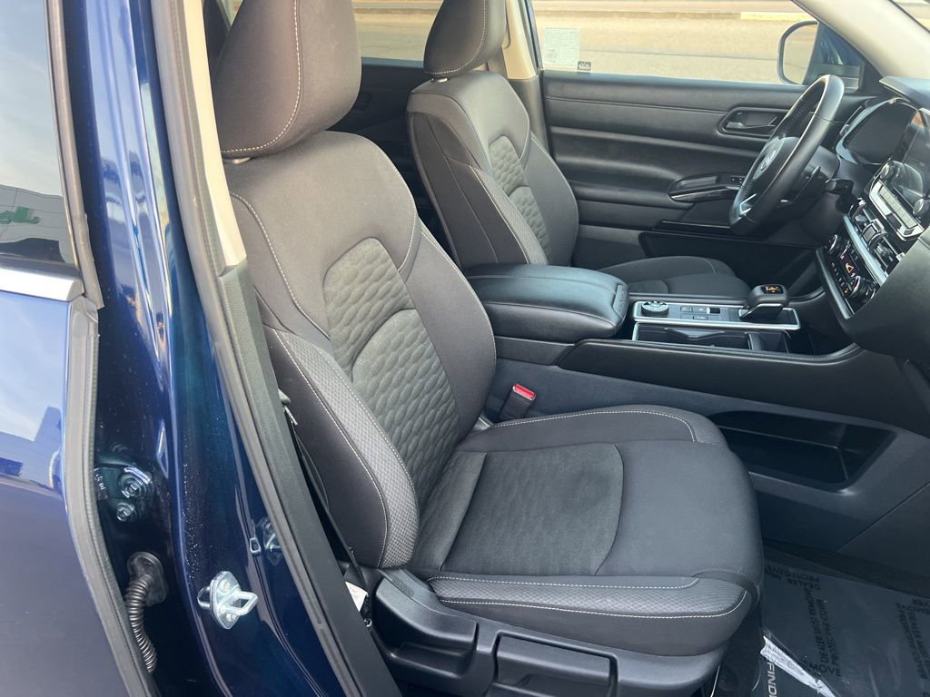 Used 2025 Nissan Pathfinder SV image 30