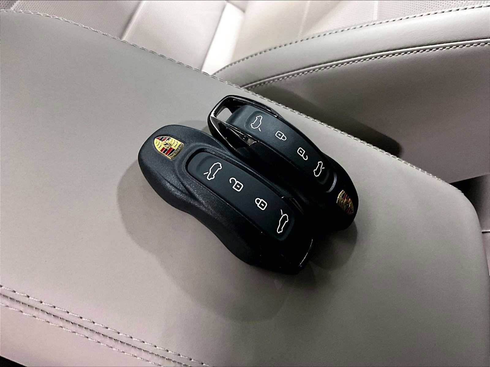 Used 2025 Porsche Macan Electric image 39