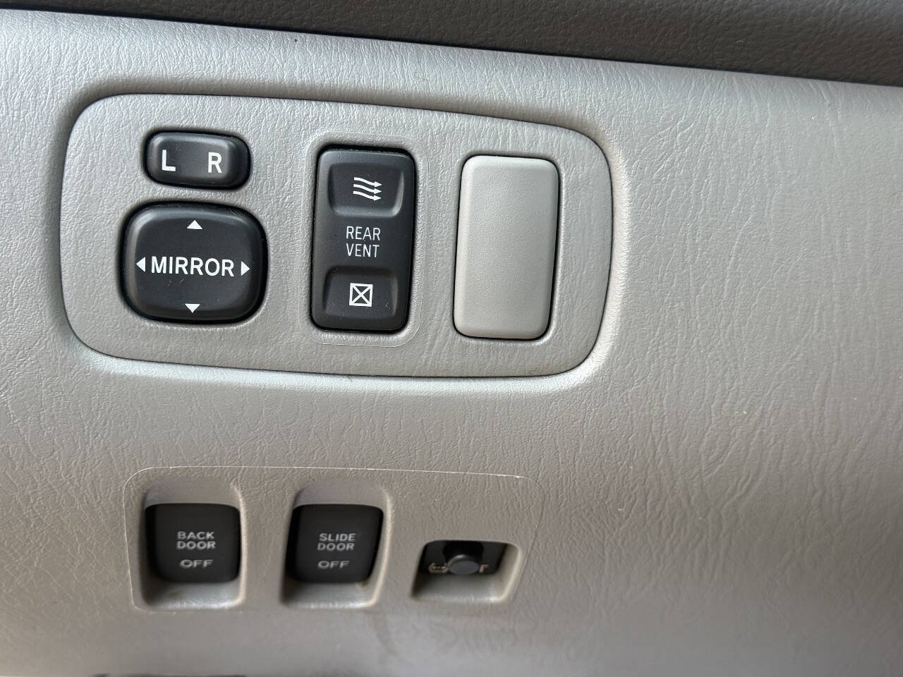 Used 2008 Toyota Sienna FWD image 12