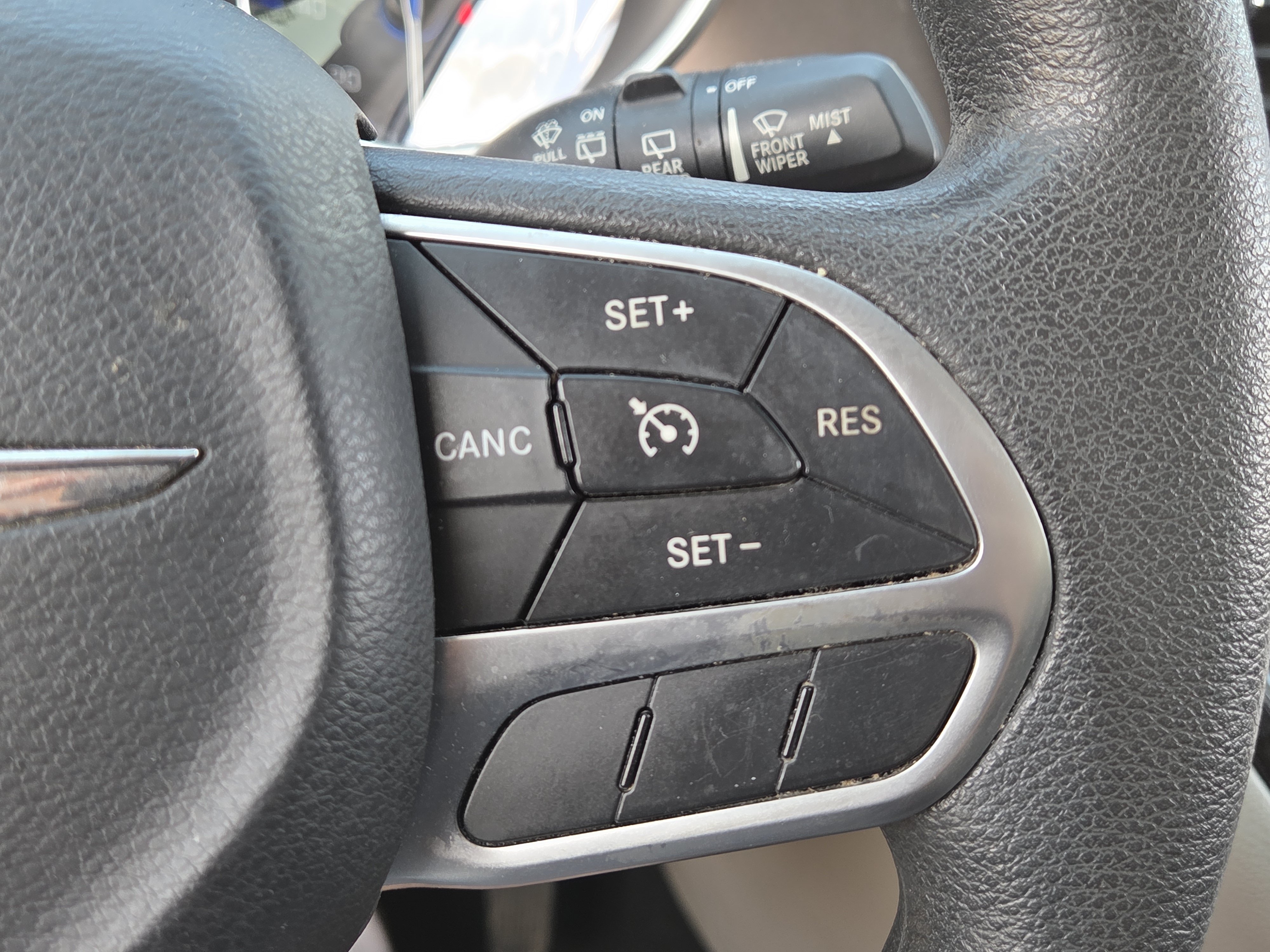 Used 2017 Chrysler Pacifica Touring w/ Tire & Wheel Group FWD image 18