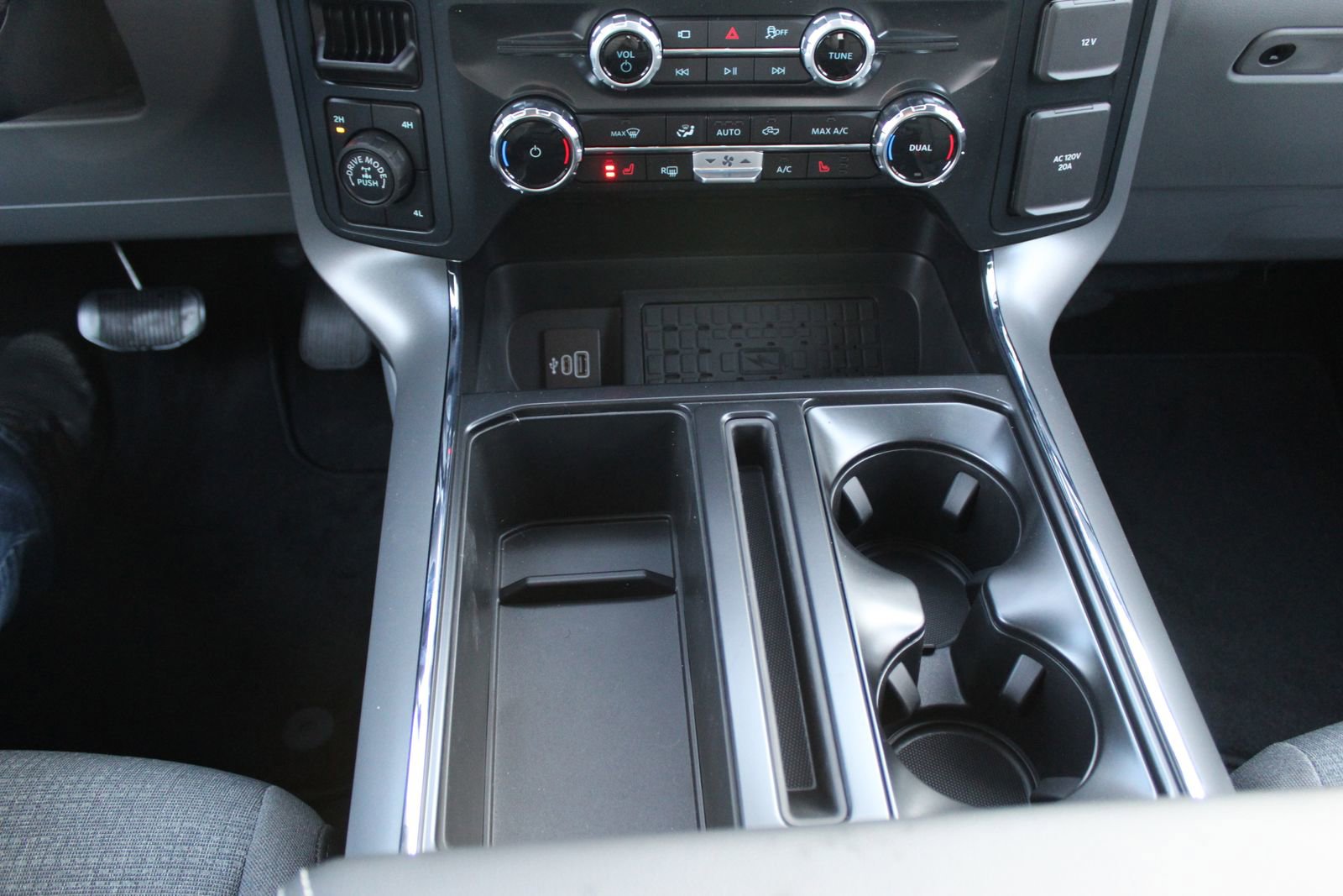 New 2025 Ford F150 XLT w/ Equipment Group 302A MID image 32