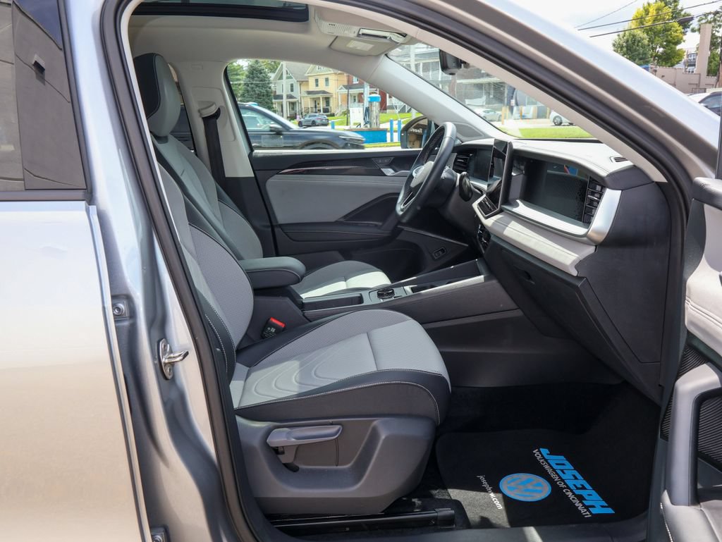 Certified 2025 Volkswagen Tiguan SE w/ Panoramic Sunroof Package AWD/4WD image 30