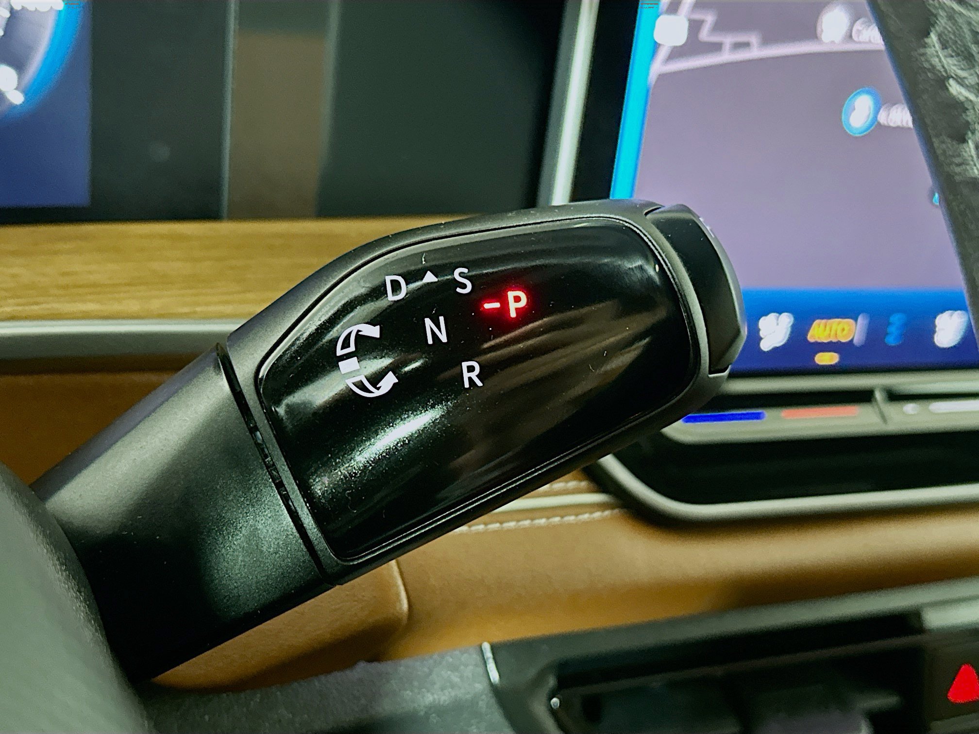 Certified 2025 Volkswagen Tiguan SEL R-Line AWD/4WD image 18