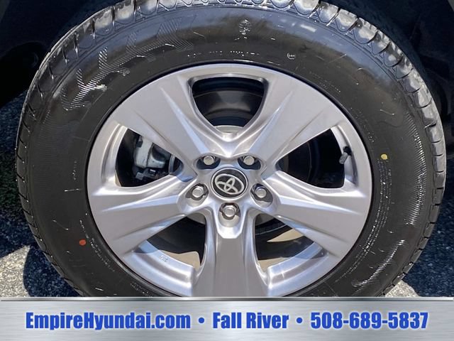 Used 2025 Toyota RAV4 XLE AWD/4WD image 25