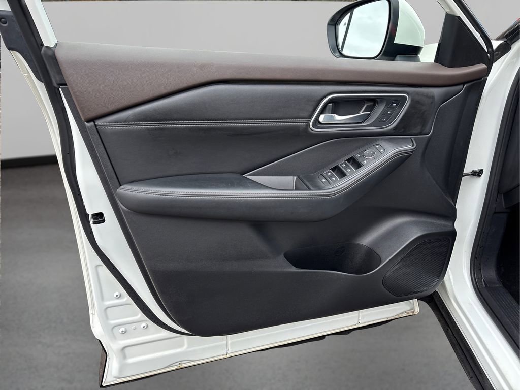 Used 2021 Nissan Rogue Platinum image 27