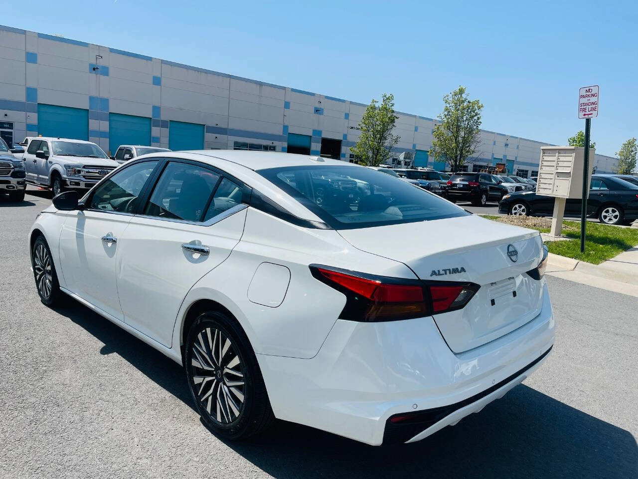 Used 2025 Nissan Altima 2.5 SV image 11